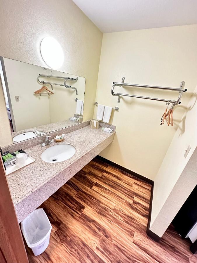 Regency Inn Iola Экстерьер фото